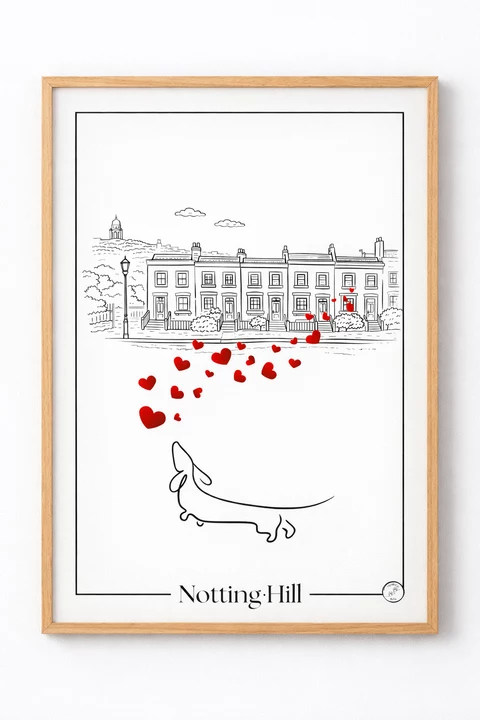 Affiche verticale minimaliste montrant une rangée de maisons, un réverbère, des nuages, un motif de cœurs rouges en diagonale, un chien allongé et le texte Notting·Hill.