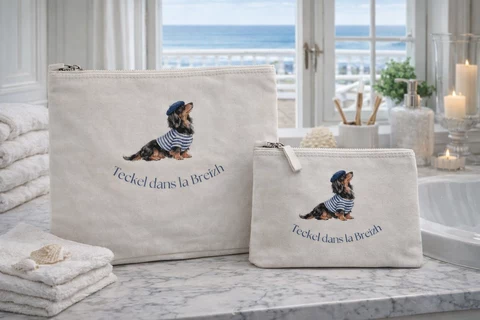 Deux trousses claires avec une illustration de teckel en haut rayé bleu et blanc et béret bleu, accompagnée du texte Teckel dans la Breizh.
