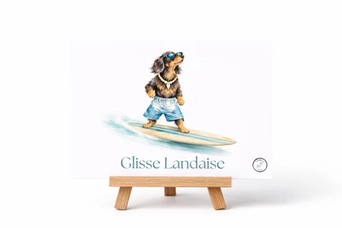 Carte illustrée d’un teckel debout sur une planche inclinée, avec lunettes bleues, collier de perles et short bleu clair sur fond blanc.
