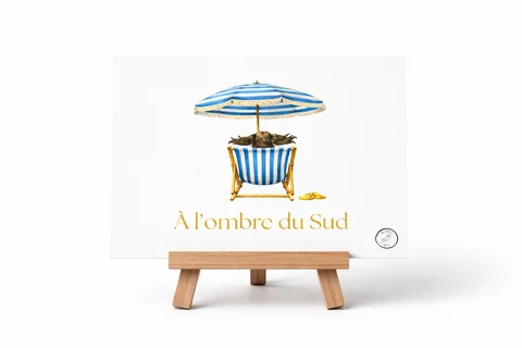 Carte verticale montrant une chaise longue rayée bleu et blanc sous un parasol assorti, avec une silhouette brune et des tongs jaunes.