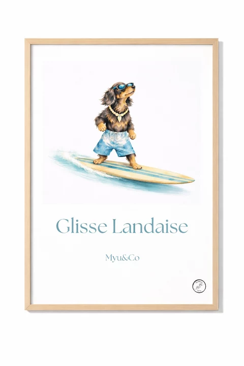Affiche verticale montrant un teckel anthropomorphe sur une planche de surf, avec lunettes de soleil, collier et short bleu, sur fond clair.