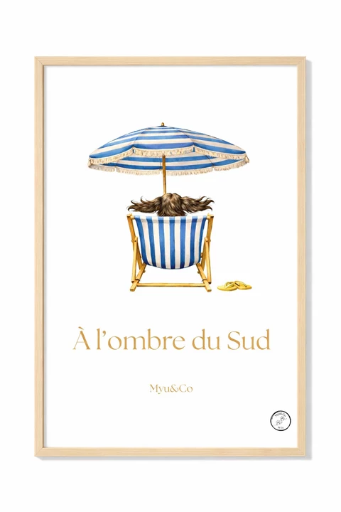 Affiche verticale minimaliste montrant un transat rayé bleu et blanc sous un parasol assorti, avec deux sandales jaunes et un texte doré.