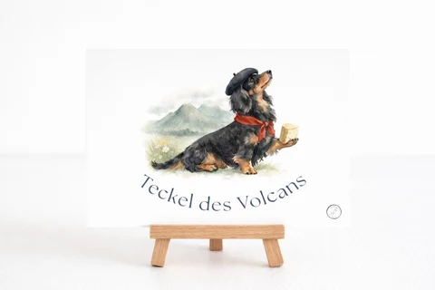 Carte horizontale illustrée d’un teckel noir et feu assis de profil, portant un béret sombre et un foulard rouge, devant un décor verdâtre stylisé.