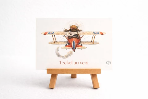 Carte illustrée d’un biplan rouge et crème avec une figure canine au casque, accompagnée du texte « Teckel au vent ».