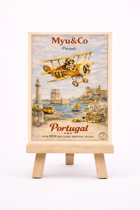 Carte verticale illustrée d’un biplan jaune avec un teckel pilote, sur fond de littoral portugais stylisé avec phare, tram jaune et monuments côtiers.