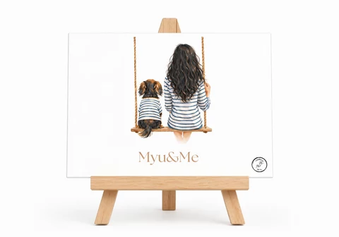Carte Myu & Me : personne aux longs cheveux sombres et petit chien vus de dos, assis sur une balançoire, avec hauts rayés.