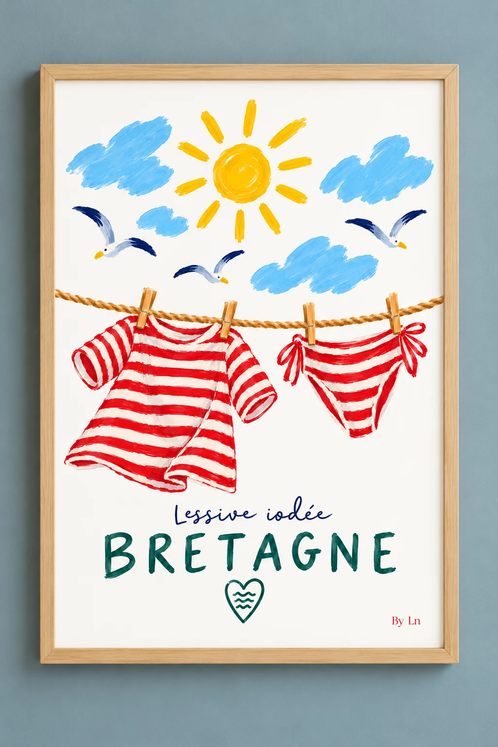 Affiche verticale avec soleil jaune, nuages bleus, mouettes, corde à linge et vêtements rayés rouges et blancs, avec le titre Lessive iodée Bretagne.