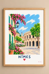 Affiche illustrée de Nîmes avec grande architecture à arcades, façades aux volets verts, fleurs roses, arbres, ciel bleu et mention NÎMES en bas.
