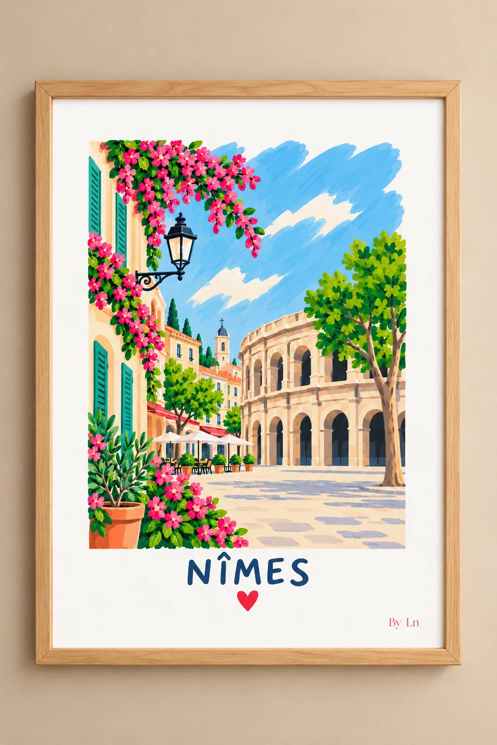 Affiche illustrée de Nîmes avec grande architecture à arcades, façades aux volets verts, fleurs roses, arbres, ciel bleu et mention NÎMES en bas.