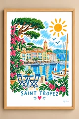 Illustration verticale d’un port méditerranéen stylisé avec façades pastel, voiliers, soleil jaune, feuillage dense et texte Saint-Tropez en bas.