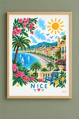 Affiche illustrée de Nice avec baie stylisée, bâtiments colorés, palmiers, fleurs roses, feuillages verts et ciel bleu avec soleil.