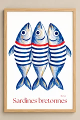 Affiche Sardines bretonnes : trois sardines debout côte à côte, vêtues de rayures bleues et blanches à bande rouge sur fond blanc.