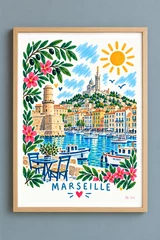 Affiche verticale illustrant un port coloré avec maisons, bateaux, grand soleil jaune, mouettes stylisées, motifs floraux et le mot Marseille en bas.