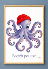 Affiche d’un poulpe stylisé violet et lavande, portant un bonnet rouge, avec grands yeux contrastés et texte en bas.
