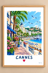 Affiche verticale illustrant une promenade à Cannes avec palmiers, immeubles, café, plage, mer calme, voiliers, yachts, oiseaux et inscription Carlton.