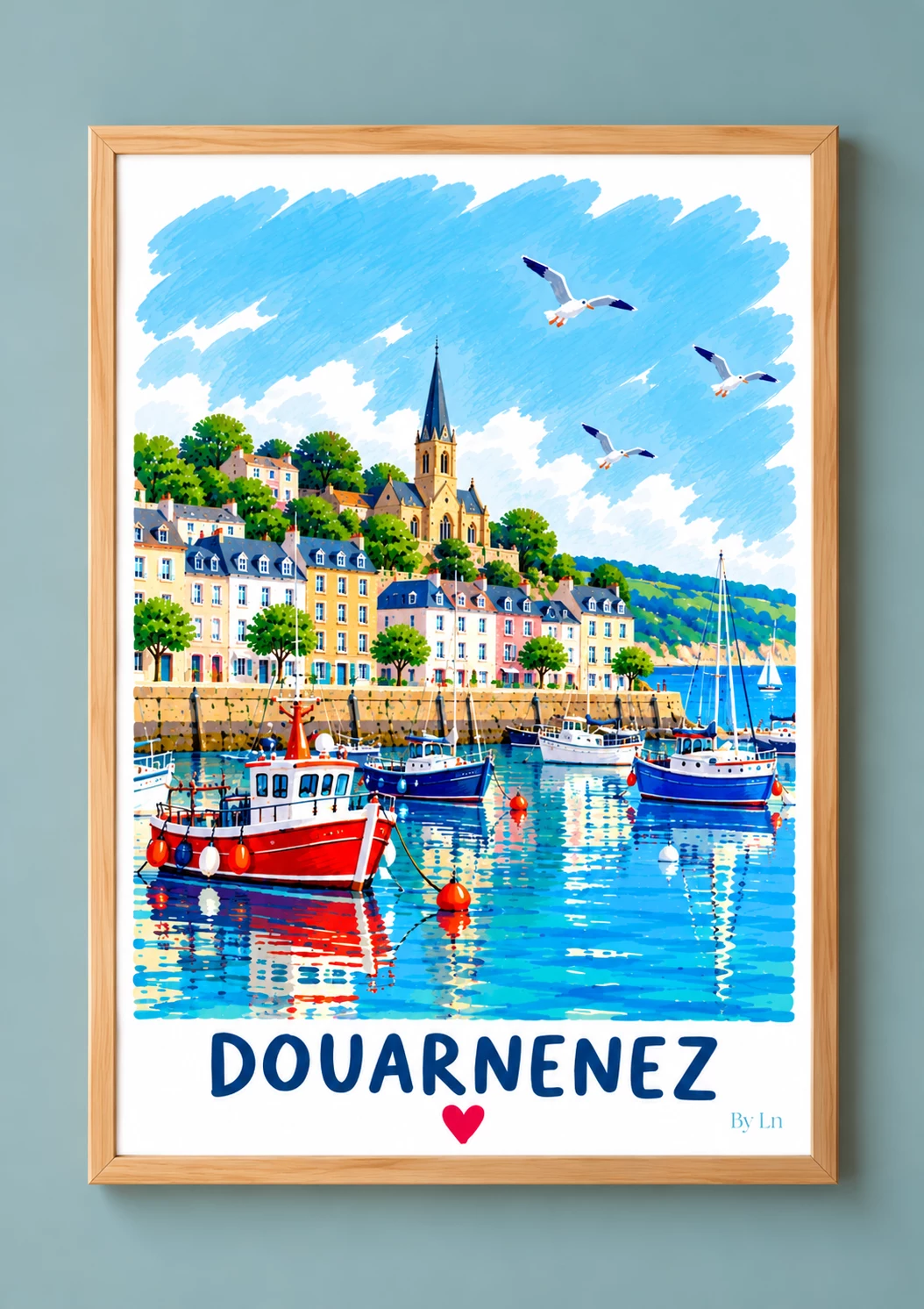 Affiche verticale illustrée d’un port avec plusieurs bateaux, des maisons claires, un clocher pointu, un ciel bleu et trois oiseaux blancs.
