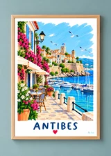 Affiche verticale montrant un port méditerranéen avec voiliers, remparts, façades claires, toits orangés, fleurs roses et blanches, et ciel dégagé.