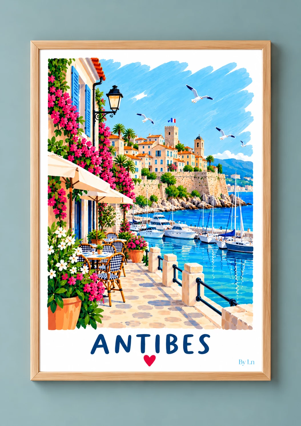 Affiche verticale montrant un port méditerranéen avec voiliers, remparts, façades claires, toits orangés, fleurs roses et blanches, et ciel dégagé.