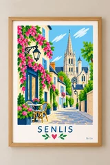 Affiche verticale illustrant une rue de Senlis avec façades claires, volets bleus, fleurs fuchsia, tables de café et monument gothique au fond.