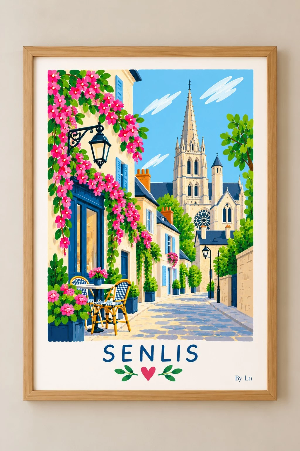 Affiche verticale illustrant une rue de Senlis avec façades claires, volets bleus, fleurs fuchsia, tables de café et monument gothique au fond.
