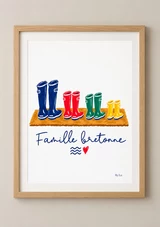 Affiche verticale avec quatre paires de bottes colorées alignées, texte manuscrit bleu, cœur rouge et trois vagues bleues sur fond blanc.