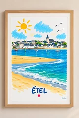 Affiche verticale illustrant une scène côtière stylisée avec plage, mer bleue, maisons au loin, clocher, soleil jaune, nuages simples et oiseaux.