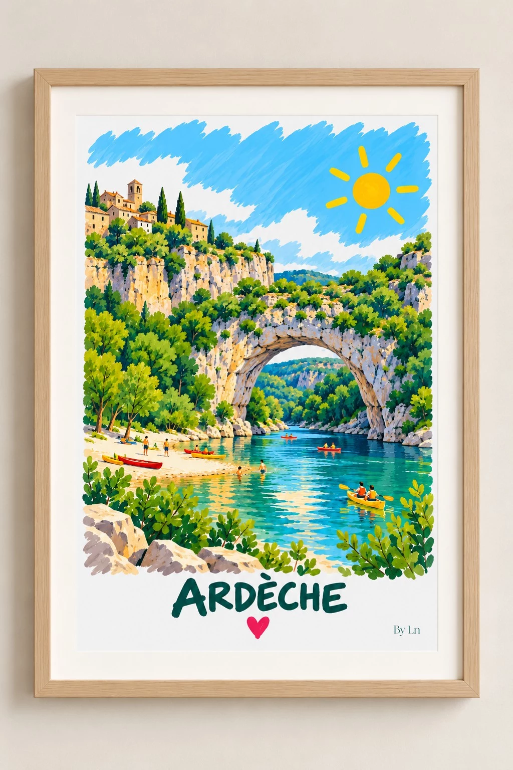 Affiche verticale montrant un paysage ardéchois lumineux avec falaises, arche rocheuse, village perché, plan d’eau turquoise et ciel bleu avec soleil jaune.