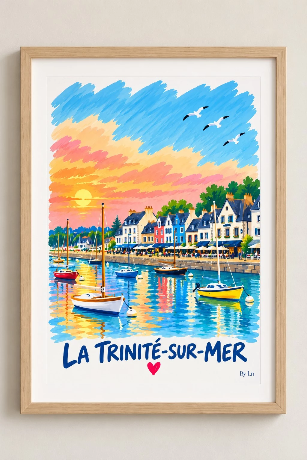 Affiche verticale de La Trinité-sur-Mer avec voiliers, maisons colorées au bord du quai, reflets sur l’eau et ciel de coucher de soleil.