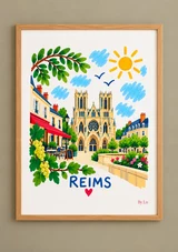 Affiche verticale illustrant Reims avec un grand édifice gothique central, des bâtiments bas, une branche fruitée, des fleurs et un ciel clair.