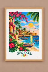 Illustration verticale du Sénégal avec mer bleue, ciel dégradé, soleil, oiseaux, palmiers, fleurs roses, barques et drapeau sénégalais.