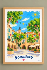 Affiche verticale illustrée de Sommières montrant une place stylisée avec façades claires, arcades, fanions, terrasse de café et ciel bleu. Nom en bas avec un cœur rouge.