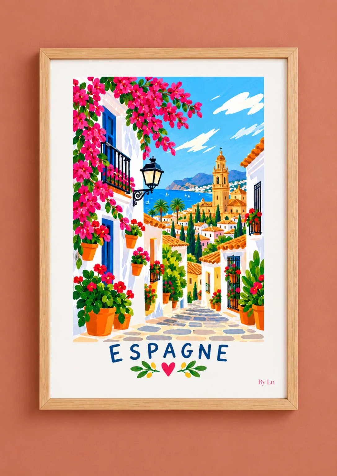 Illustration Espagne avec ruelle pavée, maisons blanches, portes bleues, fleurs roses, clocher et mer.