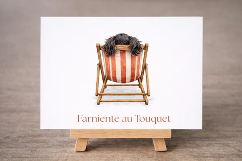 Carte Farniente au Touquet : teckel vu de dos dans un transat rayé rouge et blanc.
