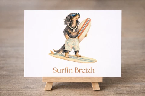 Carte horizontale avec l’illustration d’un chien anthropomorphe sur une planche de surf, une autre planche sous le bras, lunettes de soleil et short floral.