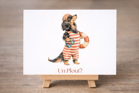 Carte blanche avec l’illustration d’un chien debout en maillot rayé rouge et blanc, bonnet assorti, lunettes bleues et flotteur rayé.