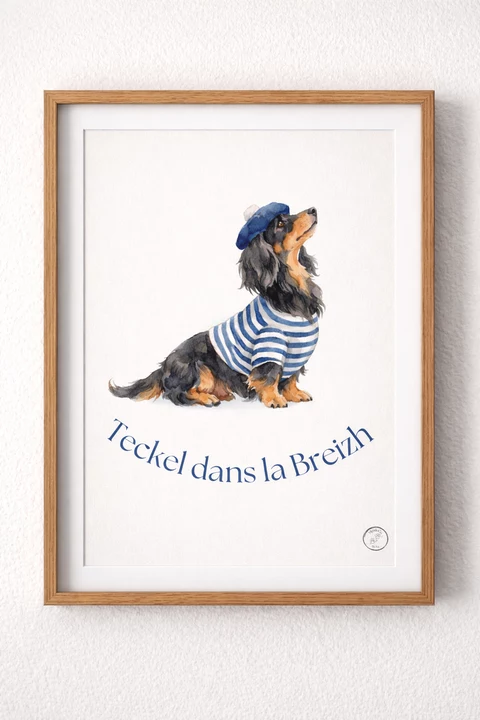Teckel à poil long noir et fauve, en marinière et béret bleu, sur l’affiche Teckel dans la Breizh présentée encadrée.