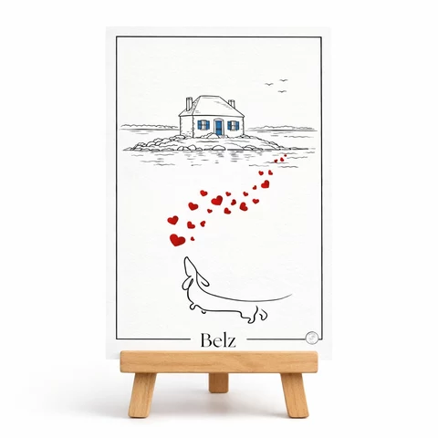 Carte verticale encadrée d’un trait noir, avec une maison isolée, des oiseaux stylisés, des cœurs rouges en diagonale et un animal esquissé en bas.