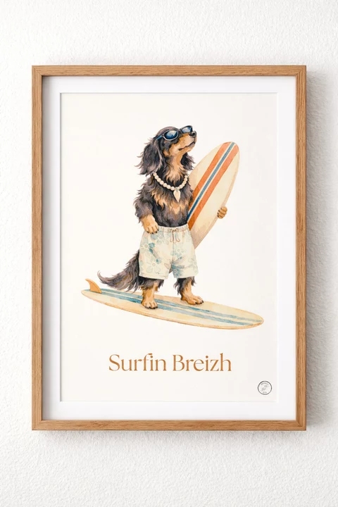 Affiche illustrée avec un chien anthropomorphe debout sur une planche de surf, une seconde planche sous le bras, lunettes de soleil et texte « Surfin Breizh » en bas.