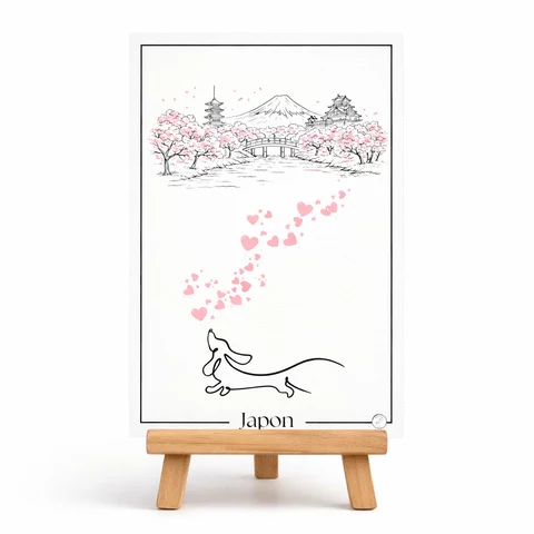 Carte verticale « Japon » avec liseré noir, paysage stylisé en line-art, pétales roses en diagonale et silhouette de chien en bas.