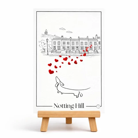 Carte verticale « Notting Hill » avec maisons dessinées en haut, cœurs rouges au centre, chien stylisé en bas et fin cadre noir.