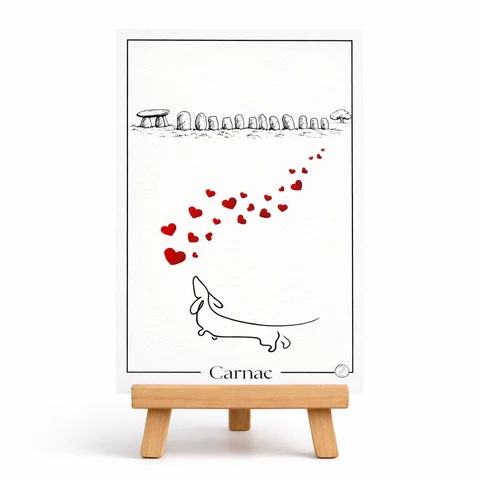 Carte illustrée Carnac avec pierres dressées stylisées en haut, diagonale de petits cœurs rouges au centre et silhouette noire d’animal en bas.