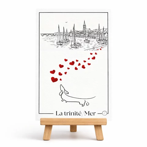 Carte verticale encadrée de noir, avec voiliers, rivage bâti, structure en arcs, cœurs rouges au centre et animal stylisé en bas, titrée La trinité/ Mer.