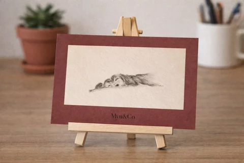 Carte paysage avec illustration centrale d’un teckel endormi ou allongé en dessin monochrome, entouré d’un large cadre bordeaux, avec Myu&Co imprimé en bas.