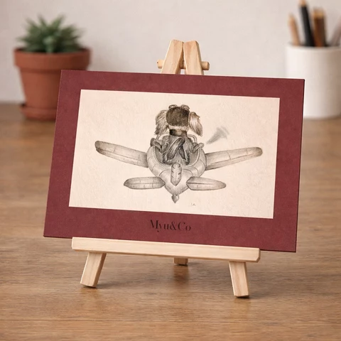 Carte horizontale avec large bordure bordeaux, dessin noir et blanc d’un personnage vu de dos sur un avion stylisé, logo Myu&Co en bas.