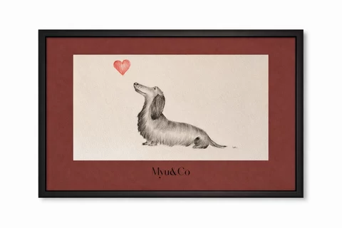 Affiche Amour de teckel : chien assis de profil, museau levé vers un petit cœur rouge, dessin gris sur fond clair et bordure bordeaux.