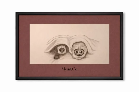 Affiche horizontale montrant deux animaux partiellement cachés sous un drap, avec seulement leur visage visible, sur fond clair et bordure bordeaux sourd.