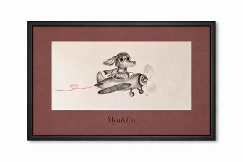 Affiche horizontale montrant une illustration centrale en noir et blanc d’un chien anthropomorphe pilotant un petit avion, avec un accent rouge en forme de cœur sur la queue.