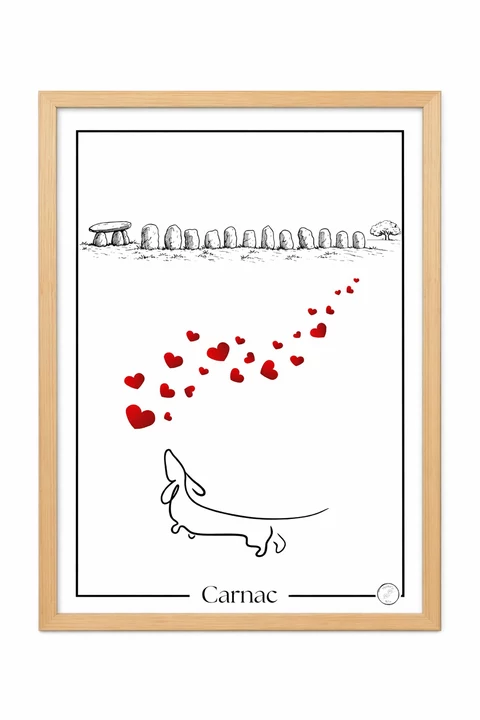 Affiche Carnac : teckel au trait noir, cœurs rouges et pierres dressées sur fond blanc, présentée dans un cadre bois clair.